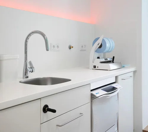 Innenansicht Praxis von Dr. Christoph Wenninger Implantologie Kompetenz München