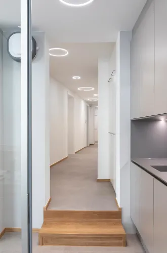 Innenansicht Praxis von Dr. Christoph Wenninger Implantologie Kompetenz München