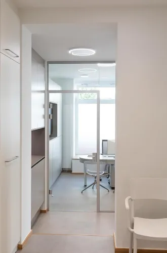 Innenansicht Praxis von Dr. Christoph Wenninger Implantologie Kompetenz München